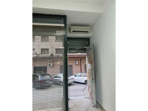 Tirane, jepet me qera ambjent biznesi Kati 1, 34 m² 500 € (21 Dhjetori, Tirane.)