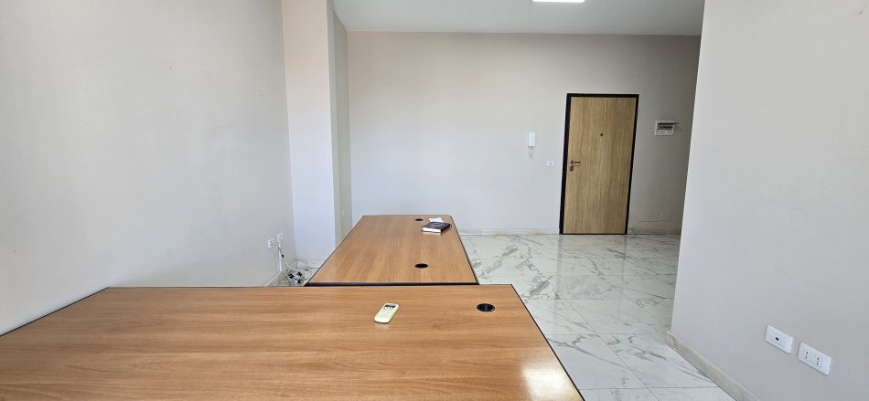 Tirane, jepet me qera zyre Kati 2, 63 m² 400 € (farmacia 10)