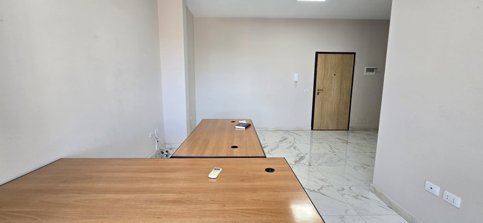 Tirane, jepet me qera zyre Kati 2, 63 m² 400 € (farmacia 10)