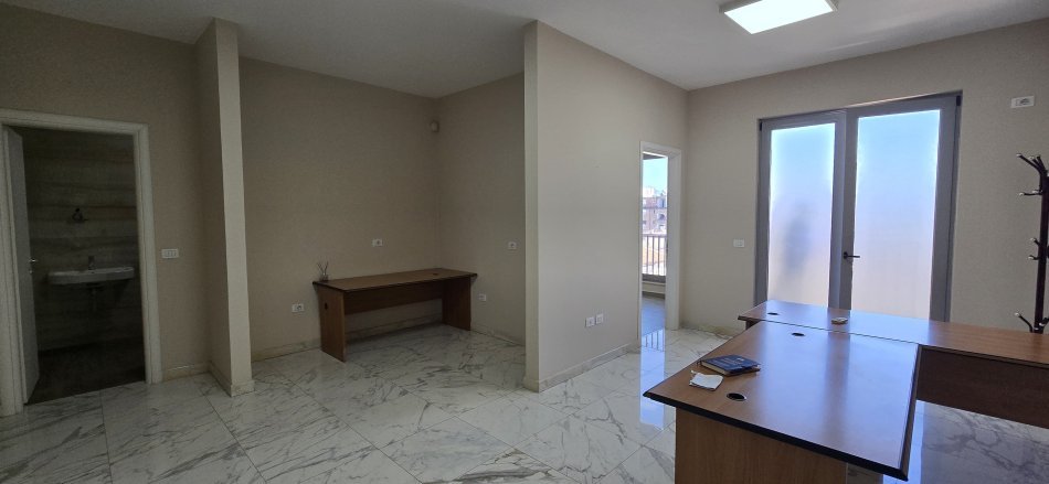 Tirane, jepet me qera zyre Kati 2, 63 m² 400 € (farmacia 10)
