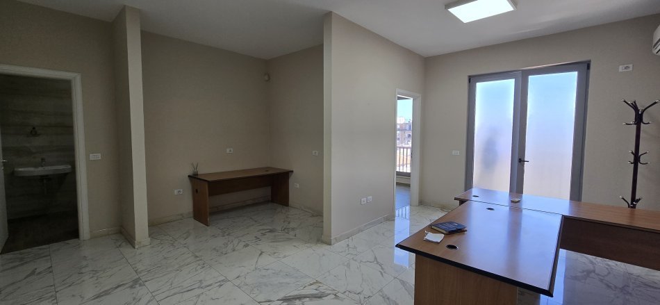 Tirane, jepet me qera zyre Kati 2, 63 m² 400 € (farmacia 10)