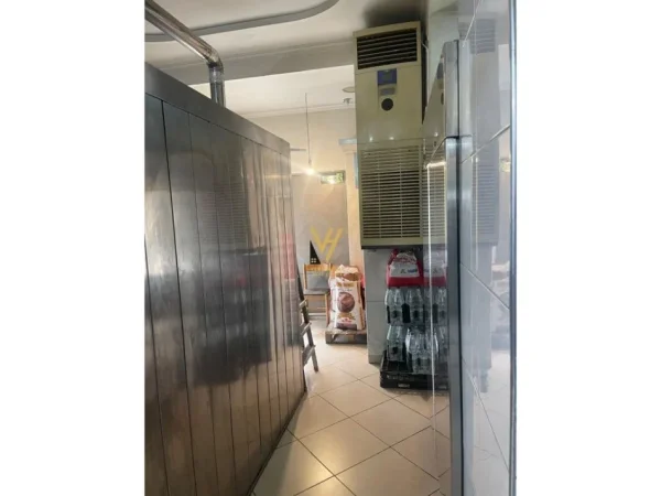 Tirane, jepet me qera dyqan Kati 0, 53 m² 1.800 € (HARRY FULTZ)