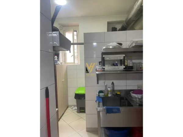 Tirane, jepet me qera dyqan Kati 0, 53 m² 1.800 € (HARRY FULTZ)