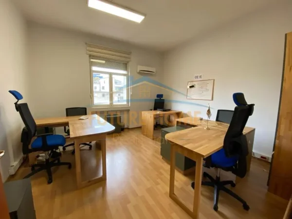 Tirane, jepet me qera zyre Kati 3, 275 m² 4.000 € (Kullat Binjake,Tirane)