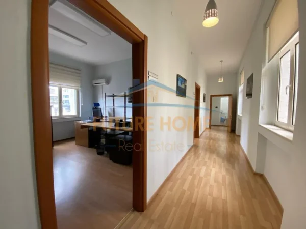Tirane, jepet me qera zyre Kati 3, 275 m² 4.000 € (Kullat Binjake,Tirane)