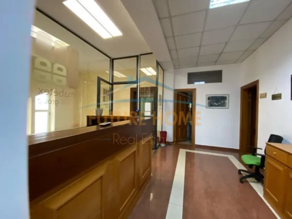 Tirane, jepet me qera zyre Kati 3, 275 m² 4.000 € (Kullat Binjake,Tirane)