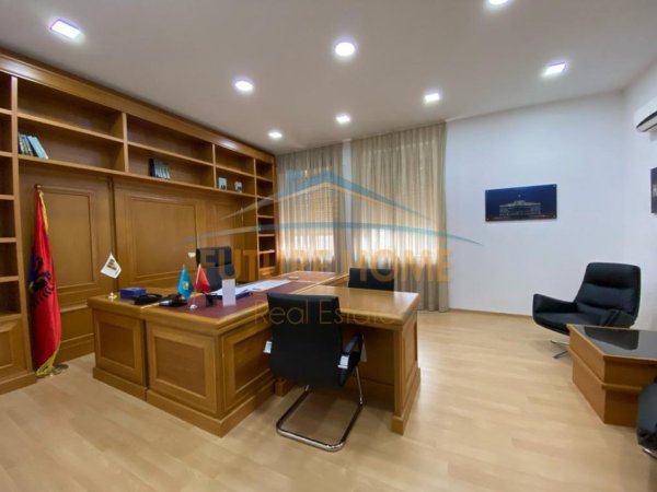 Tirane, jepet me qera zyre Kati 3, 275 m² 4.000 € (Kullat Binjake,Tirane)
