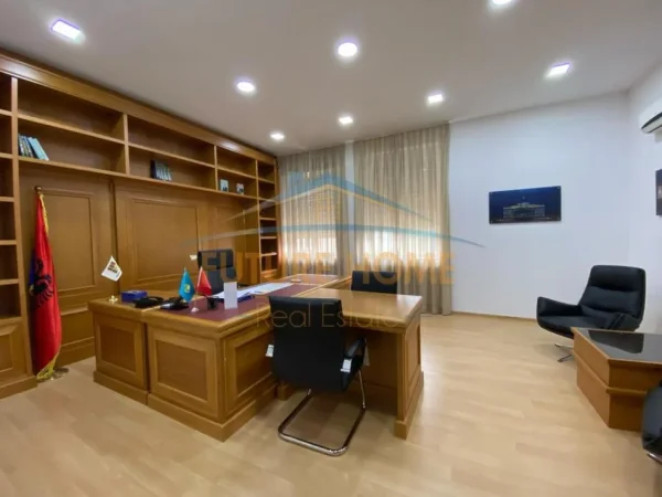 Tirane, jepet me qera zyre Kati 3, 275 m² 4.000 € (Kullat Binjake,Tirane)