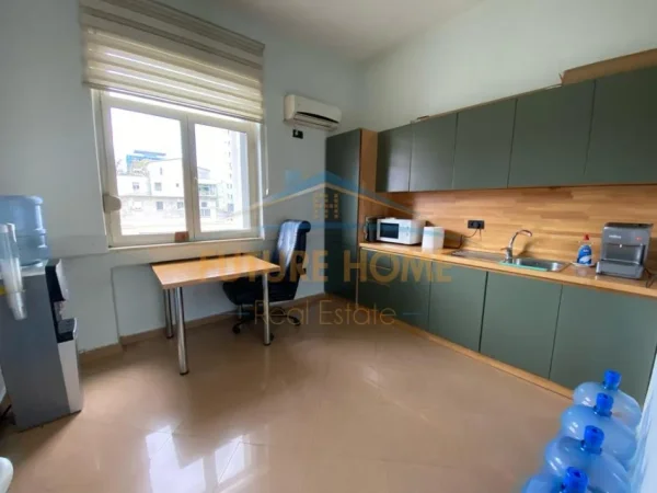 Tirane, jepet me qera zyre Kati 3, 275 m² 4.000 € (Kullat Binjake,Tirane)