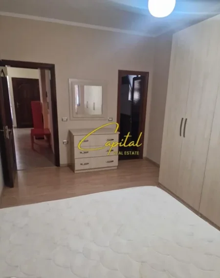 Tirane, jepet me qera apartament 3+1 Kati 3, 147 m² 500 € (BRRYLI)