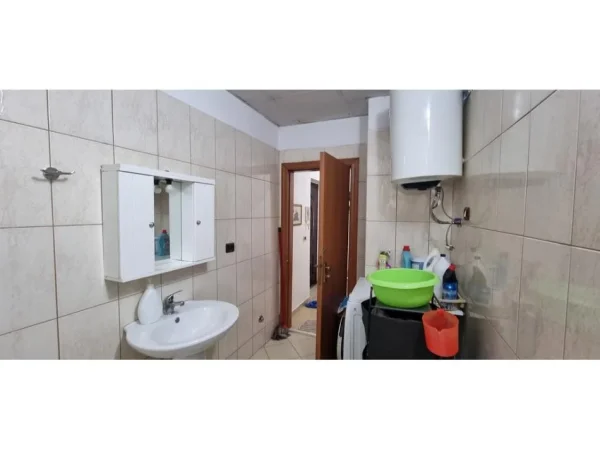 Tirane, jepet me qera apartament 1+1 , 72 m² 400 € (Yzberisht)