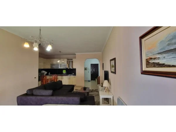 Tirane, jepet me qera apartament 1+1 , 72 m² 400 € (Yzberisht)
