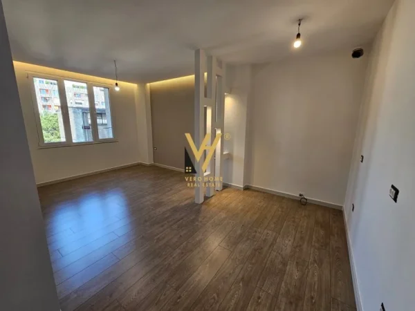 Tirane, jepet me qera zyre Kati 1, 120 m² 1.400 € (ZOGU I ZI)