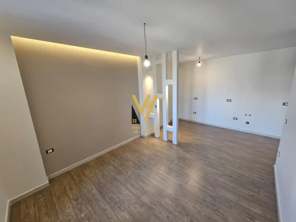 Tirane, jepet me qera zyre Kati 1, 120 m² 1.400 € (ZOGU I ZI)
