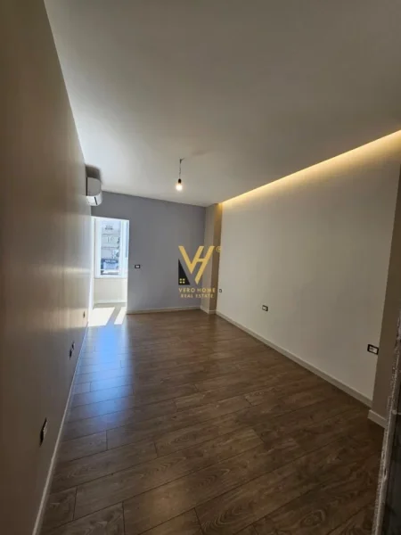 Tirane, jepet me qera zyre Kati 1, 120 m² 1.400 € (ZOGU I ZI)