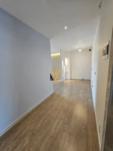 Tirane, jepet me qera zyre Kati 1, 120 m² 1.400 € (ZOGU I ZI)