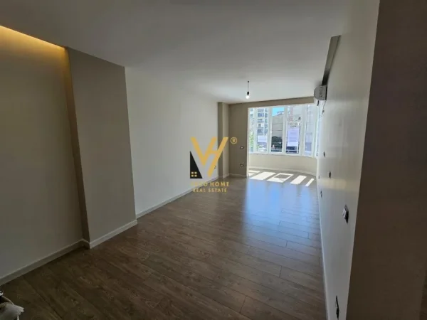 Tirane, jepet me qera zyre Kati 1, 120 m² 1.400 € (ZOGU I ZI)