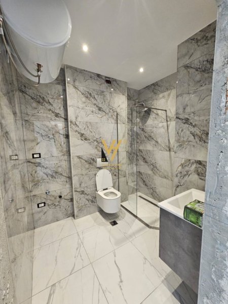 Tirane, jepet me qera zyre Kati 1, 120 m² 1.400 € (ZOGU I ZI)