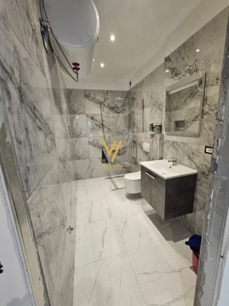 Tirane, jepet me qera zyre Kati 1, 120 m² 1.400 € (ZOGU I ZI)