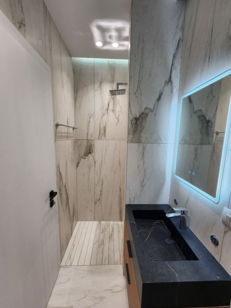 Tirane, jepet me qera apartament 3+1+Ballkon Kati 5, 140 m² 1.500 € (Rruga E Kavajes)
