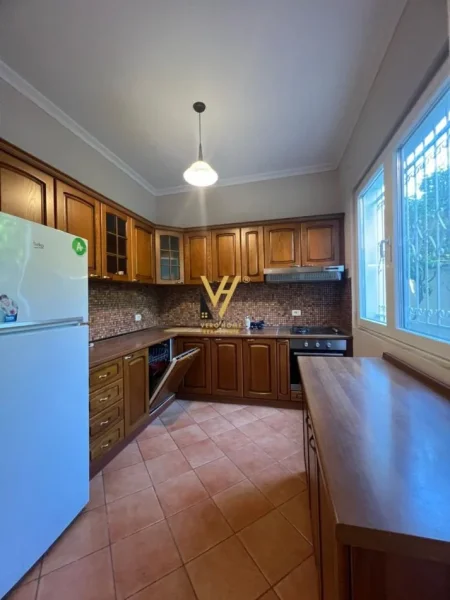 Tirane, jepet me qera Vile 2 Katshe Kati 0, 530 m² 2.000 € (SELITE)