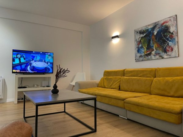 Tirane, jepet me qera apartament 2+1+Ballkon Kati 1, 140 m² 800 € (Kopshti Botanik)