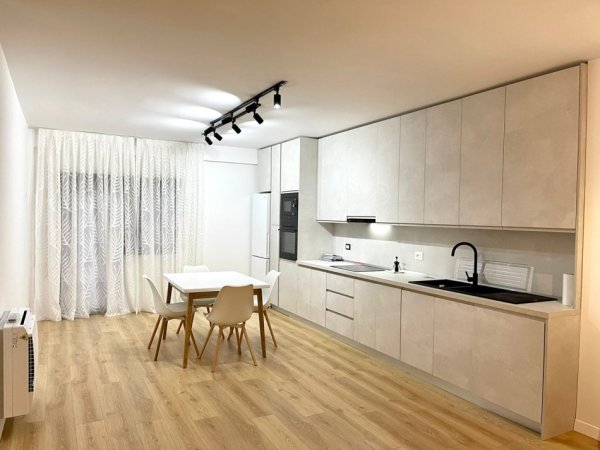 Tirane, jepet me qera apartament 2+1+Ballkon Kati 1, 140 m² 800 € (Kopshti Botanik)