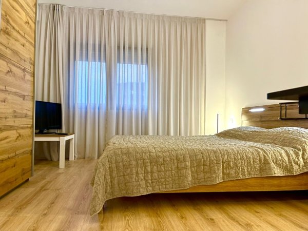 Tirane, jepet me qera apartament 2+1+Ballkon Kati 1, 140 m² 800 € (Kopshti Botanik)