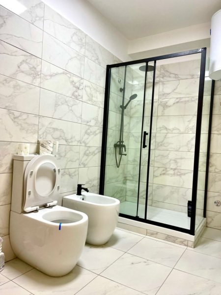 Tirane, jepet me qera apartament 2+1+Ballkon Kati 1, 140 m² 800 € (Kopshti Botanik)