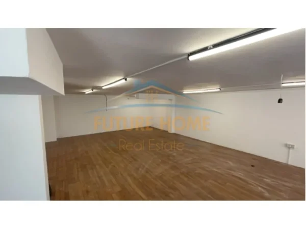 Tirane, jepet me qera ambjent biznesi Kati 0, 210 m² 2.000 € (Fusha e Aviacionit,Prane Drejtorise Rajonale Tatimore)