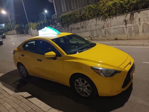 Tirane, shes makine Taksi Toyota yaris Benzin+Gaz, e verdhë automatik Kondicioner 270.000 km 13.000 €
