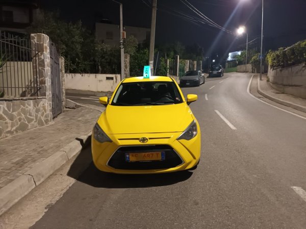 Tirane, shes makine Taksi Toyota yaris Benzin+Gaz, e verdhë automatik Kondicioner 270.000 km 13.000 €