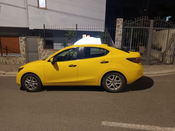 Tirane, shes makine Taksi Toyota yaris Benzin+Gaz, e verdhë automatik Kondicioner 270.000 km 13.000 €