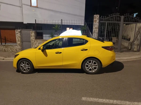 Tirane, shes makine Taksi Toyota yaris Benzin+Gaz, e verdhë automatik Kondicioner 270.000 km 13.000 €