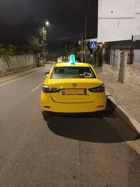 Tirane, shes makine Taksi Toyota yaris Benzin+Gaz, e verdhë automatik Kondicioner 270.000 km 13.000 €
