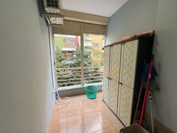 Tirane, jepet me qera apartament 1+1 Kati 3, 75 m² 550 € (Rruga e Barrikadave)