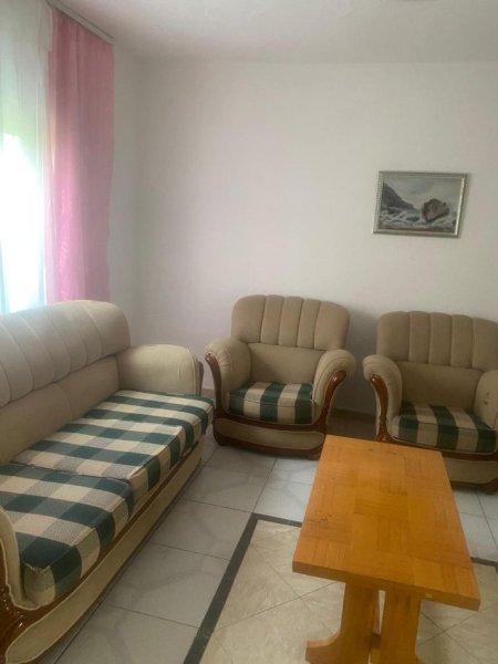 Tirane, jepet me qera shtepi 1+1 Kati 2, 60 m² 300 € ( JEPET ME QERA SHTËPI 1+1 – PRANË HOTEL MERIDIAN TEK SIRI KODRA)
