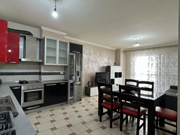 Tirane, jepet me qera apartament 2+1+Ballkon Kati 1, 120 m² 400 € (Astir)