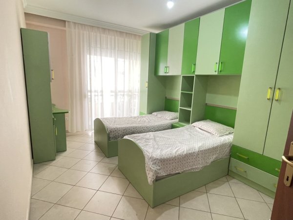 Tirane, jepet me qera apartament 2+1+Ballkon Kati 1, 120 m² 400 € (Astir)