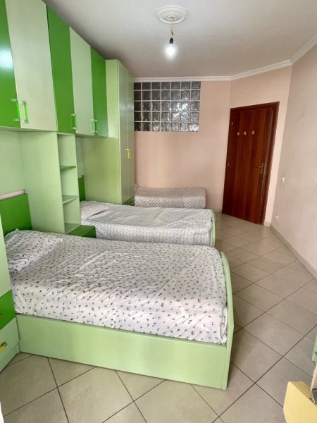 Tirane, jepet me qera apartament 2+1+Ballkon Kati 1, 120 m² 400 € (Astir)