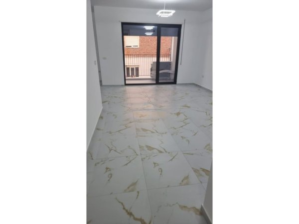 Tirane, jepet me qera apartament 2+1 Kati 1, 103 m² 800 € 