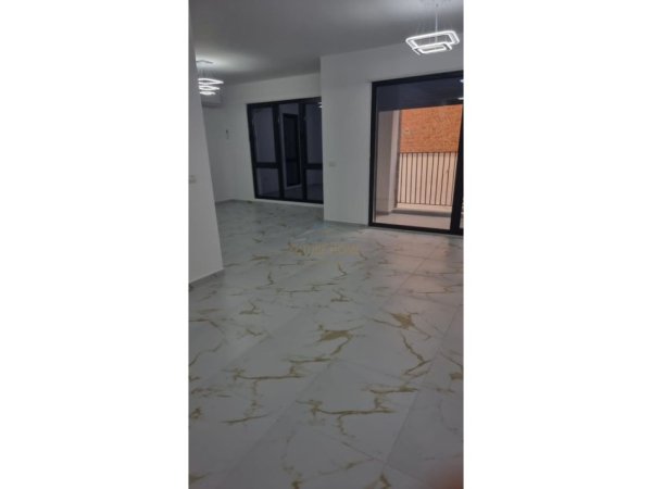 Tirane, jepet me qera apartament 2+1 Kati 1, 103 m² 800 € 