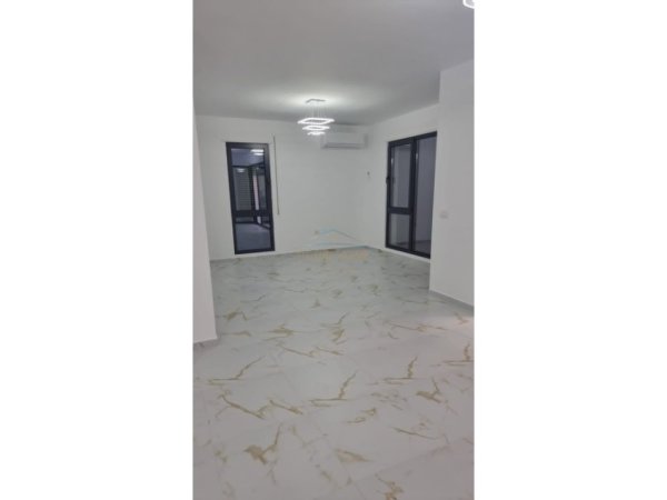 Tirane, jepet me qera apartament 2+1 Kati 1, 103 m² 800 € 