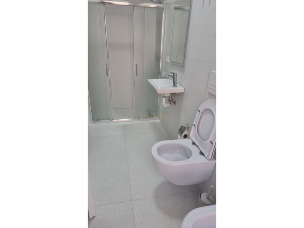 Tirane, jepet me qera apartament 2+1 Kati 1, 103 m² 800 € 
