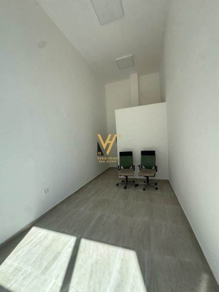 Tirane, jepet me qera dyqan Kati 0, 20 m² 350 € (KOMUNA E PARISIT)