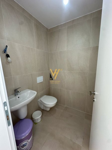Tirane, jepet me qera dyqan Kati 0, 20 m² 350 € (KOMUNA E PARISIT)