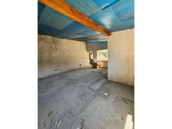 Tirane, shitet Vile 3 Katshe Kati 0, 240 m² 300.000 € (Rruga e Dibres)