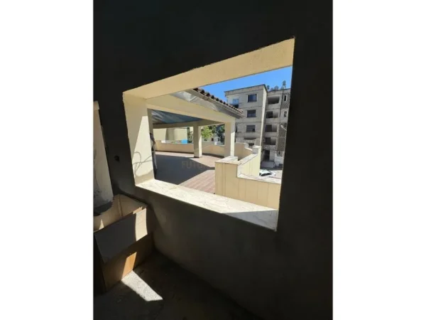 Tirane, shitet Vile 3 Katshe Kati 0, 240 m² 300.000 € (Rruga e Dibres)