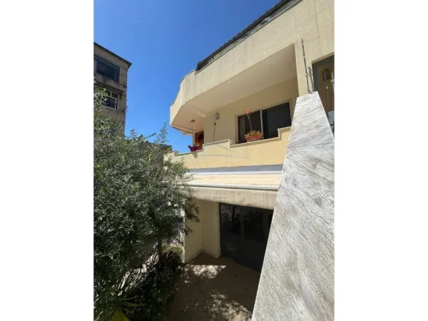 Tirane, shitet Vile 3 Katshe Kati 0, 240 m² 300.000 € (Rruga e Dibres)