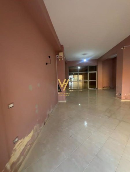Tirane, jepet me qera ambjent biznesi Kati 0, 65 m² 450 € (RRUGA E DURRESIT)